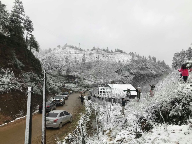 Sa Pa tuyết phủ trắng xóa như ngôi làng cổ tích, du khách ngỡ ngàng vì cảnh tượng quá đẹp - Ảnh 7.