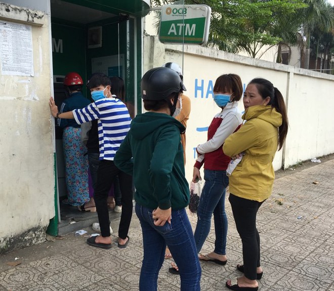 Đến hẹn lại lên, để rút được tiền ở ATM trước tết, người dân phải xếp hàng dài chờ đợi - Ảnh 1.