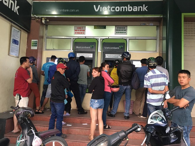 Đến hẹn lại lên, để rút được tiền ở ATM trước tết, người dân phải xếp hàng dài chờ đợi - Ảnh 4.