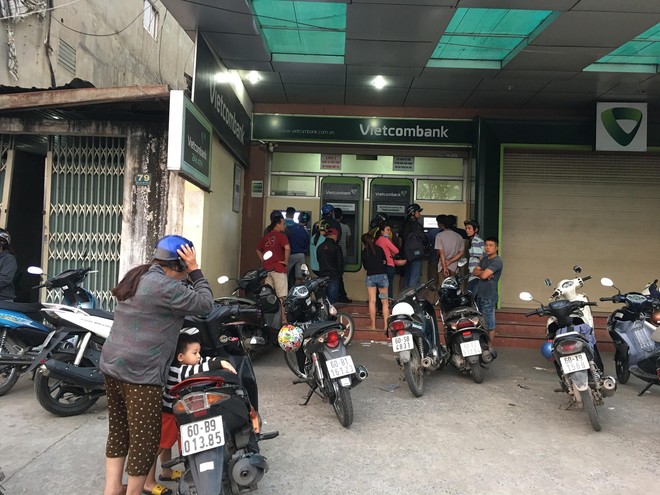 Đến hẹn lại lên, để rút được tiền ở ATM trước tết, người dân phải xếp hàng dài chờ đợi - Ảnh 3.