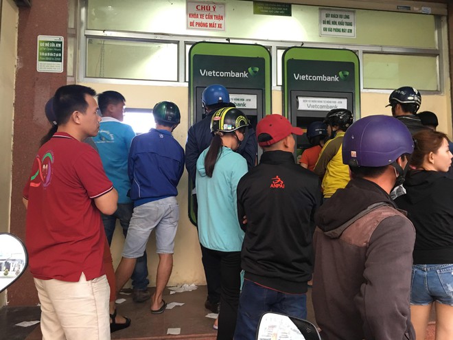 Đến hẹn lại lên, để rút được tiền ở ATM trước tết, người dân phải xếp hàng dài chờ đợi - Ảnh 5.