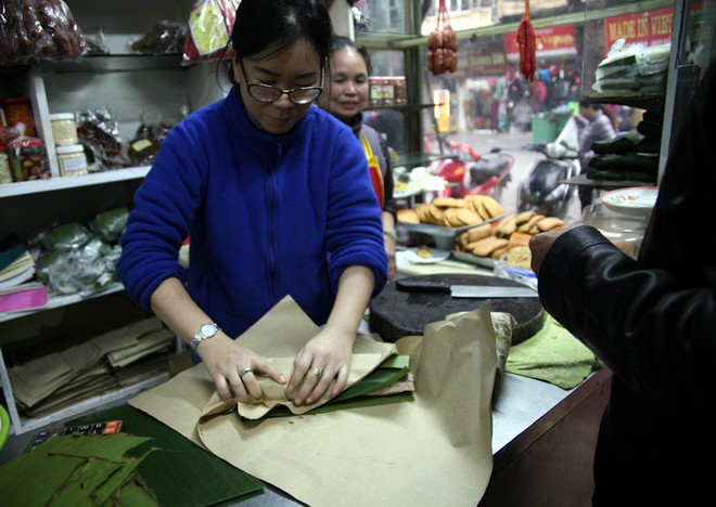 Hà Nội: Hàng trăm người rồng rắn xếp hàng mua bánh chưng, giò chả ăn Tết - Ảnh 16.