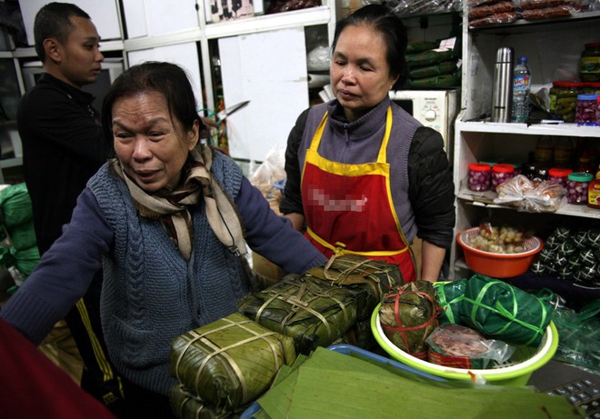 Hà Nội: Hàng trăm người rồng rắn xếp hàng mua bánh chưng, giò chả ăn Tết - Ảnh 13.