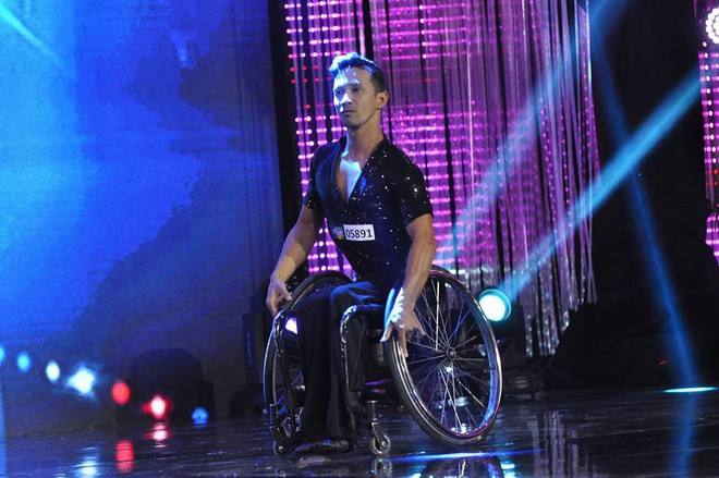 Xúc động trước tiết mục nhảy trên xe lăn của vợ chồng thí sinh khuyết tật tại Got Talent! - Ảnh 2.