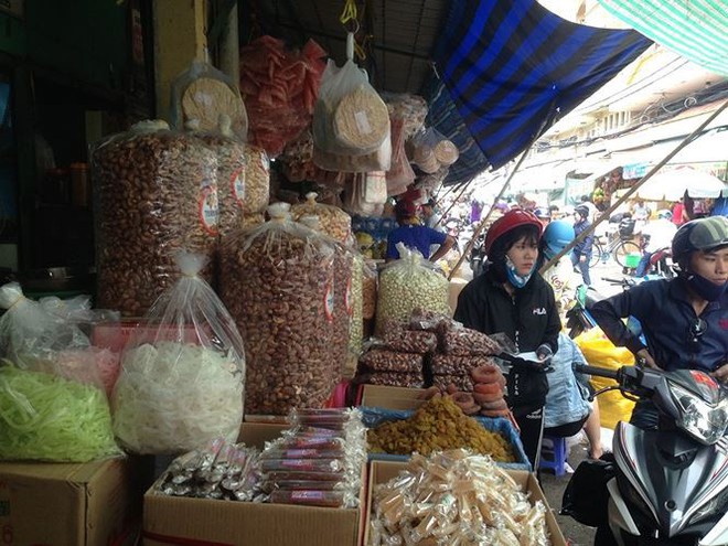 Bánh kẹo, mứt tết ba không đổ bộ chợ Sài Gòn  - Ảnh 1.