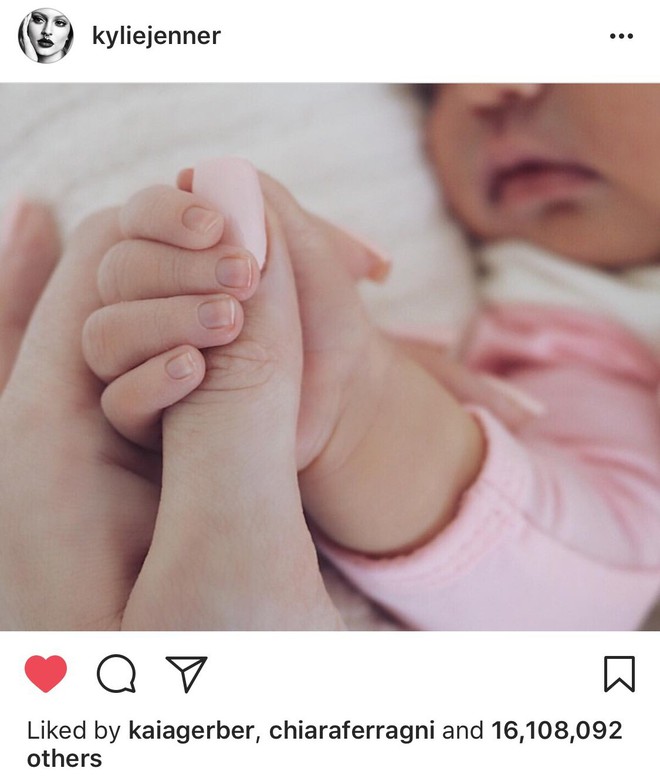 Mới chào đời, bé Stormi nhà Kylie Jenner đã được chế ảnh quảng cáo son giúp mẹ - Ảnh 1.