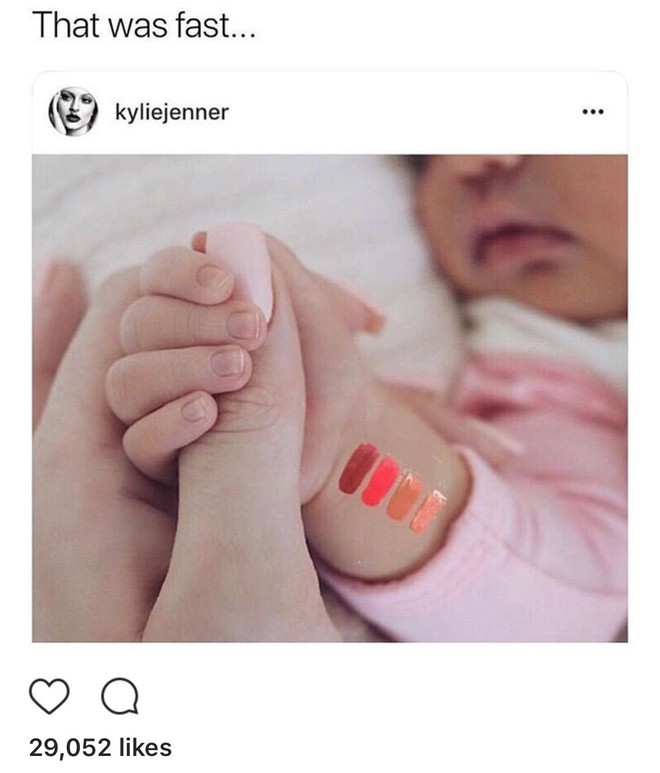 Mới chào đời, bé Stormi nhà Kylie Jenner đã được chế ảnh quảng cáo son giúp mẹ - Ảnh 2.