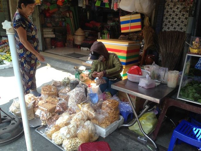 Bánh kẹo, mứt tết ba không đổ bộ chợ Sài Gòn  - Ảnh 3.