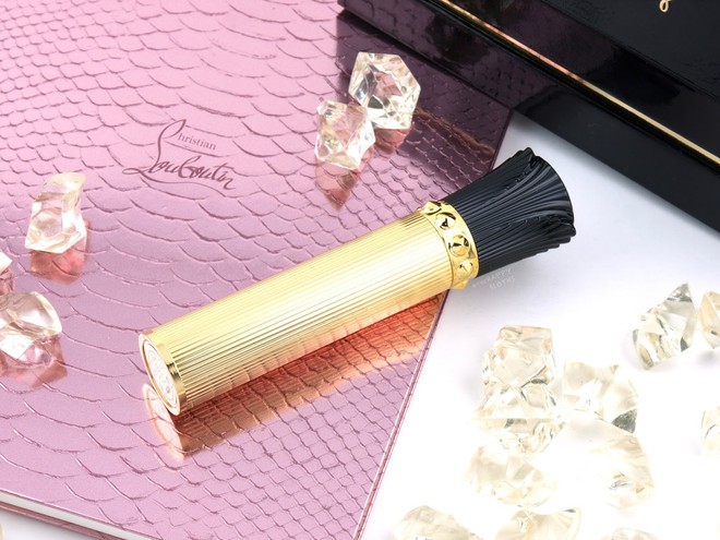 Christian Louboutin chơi trội với mascara màu đỏ lấy cảm hứng từ những đôi giày đế đỏ huyền thoại - Ảnh 4.