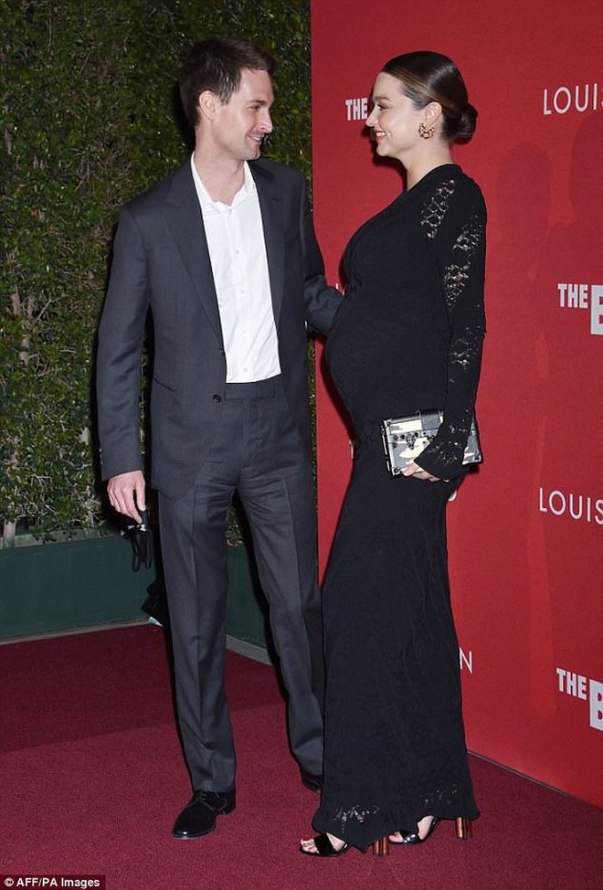 Miranda Kerr bế bụng bầu tình tứ bên chồng trẻ tỉ phú - Ảnh 4.