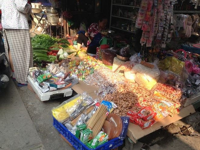 Bánh kẹo, mứt tết ba không đổ bộ chợ Sài Gòn  - Ảnh 4.