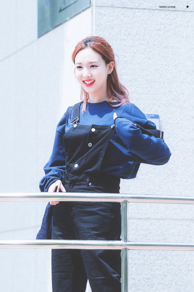 Nếu định đi chơi xa Tết này, bạn hãy học Nayeon (Twice) sắm những món đồ sau - Ảnh 5.