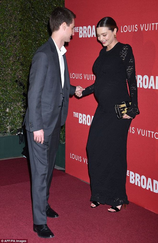 Miranda Kerr bế bụng bầu tình tứ bên chồng trẻ tỉ phú - Ảnh 5.