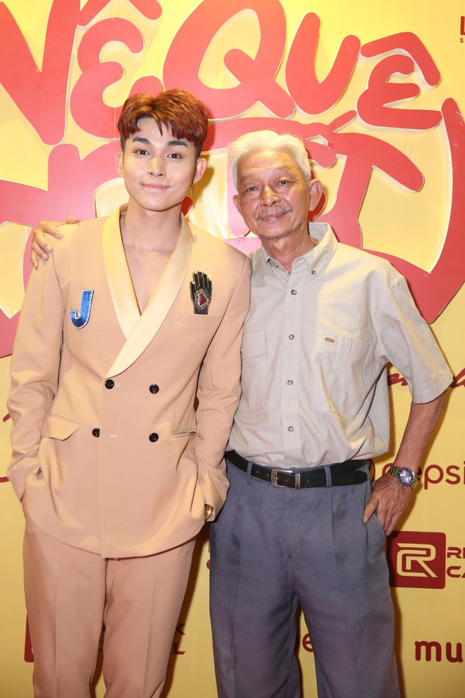 Ngô Thanh Vân đưa bố mẹ đến xem phim Tết do chính cô thủ vai - Ảnh 2.