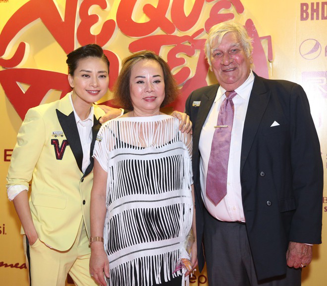Ngô Thanh Vân đưa bố mẹ đến xem phim Tết do chính cô thủ vai - Ảnh 1.