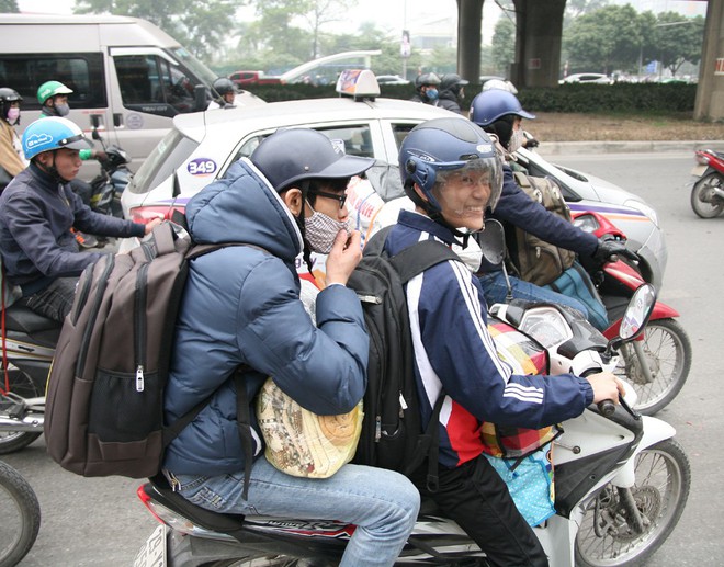 Hà Nội: Nhiều cửa ngõ Thủ đô ùn tắc do dòng người ùn ùn đổ về quê ăn Tết - Ảnh 1.