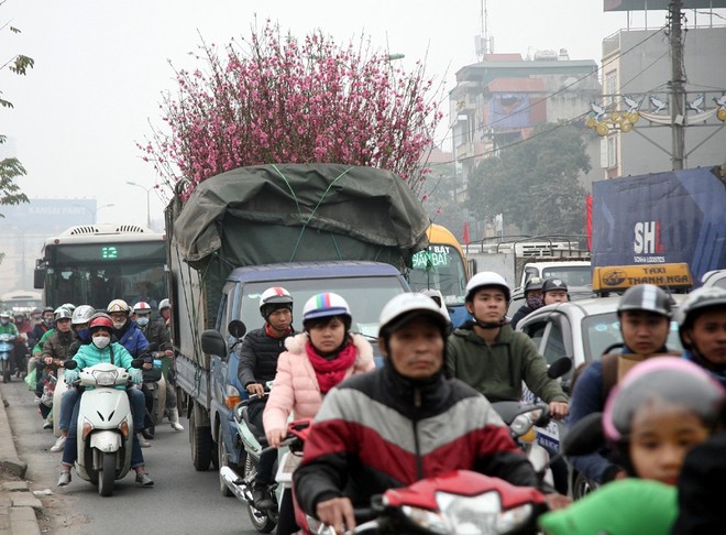 Hà Nội: Nhiều cửa ngõ Thủ đô ùn tắc do dòng người ùn ùn đổ về quê ăn Tết - Ảnh 16.