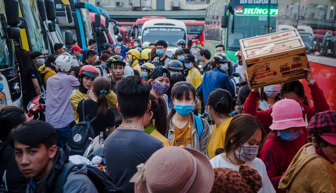 Bến xe miền Đông lại thất thủ, hàng ngàn người dân chật vật tìm đường về quê ăn Tết - Ảnh 13.