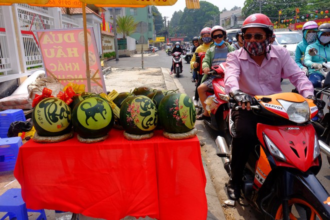 Người dân Hà Nội  săn lùng khóm lúa cây ngô về trưng Tết, Sài Gòn dưa hấu khắc hình chó giúp nghệ nhân bỏ túi hàng chục triệu đồng - Ảnh 2.