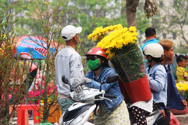 Độc đáo chợ hoa Tết được bày bán trên sông, bến Bình Đông nhộn nhịp ngày cuối năm - Ảnh 18.