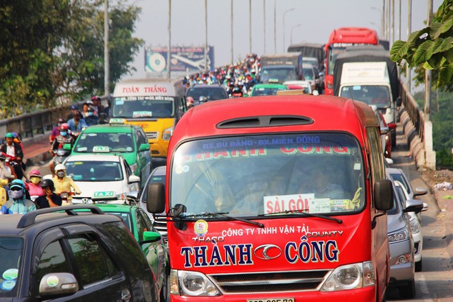 Bến xe miền Đông lại thất thủ, hàng ngàn người dân chật vật tìm đường về quê ăn Tết - Ảnh 2.