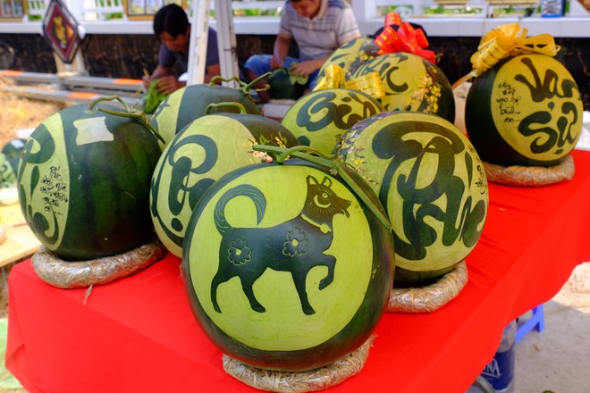 Người dân Hà Nội  săn lùng khóm lúa cây ngô về trưng Tết, Sài Gòn dưa hấu khắc hình chó giúp nghệ nhân bỏ túi hàng chục triệu đồng - Ảnh 6.
