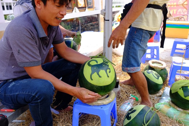 Người dân Hà Nội  săn lùng khóm lúa cây ngô về trưng Tết, Sài Gòn dưa hấu khắc hình chó giúp nghệ nhân bỏ túi hàng chục triệu đồng - Ảnh 7.