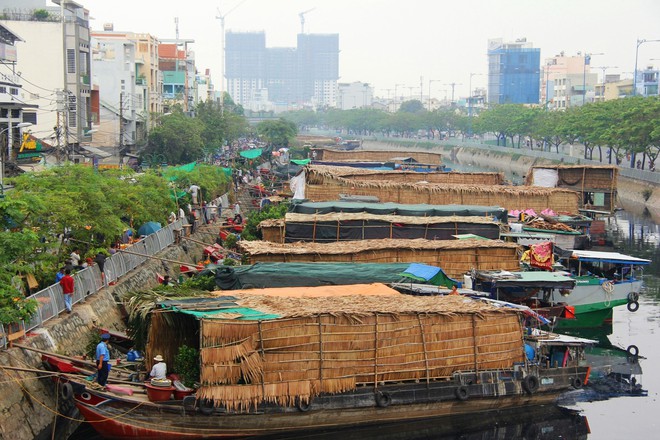 Độc đáo chợ hoa Tết được bày bán trên sông, bến Bình Đông nhộn nhịp ngày cuối năm - Ảnh 1.