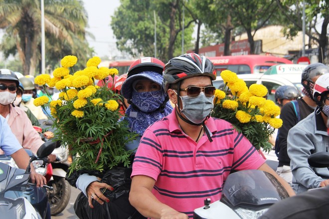 Bến xe miền Đông lại thất thủ, hàng ngàn người dân chật vật tìm đường về quê ăn Tết - Ảnh 4.