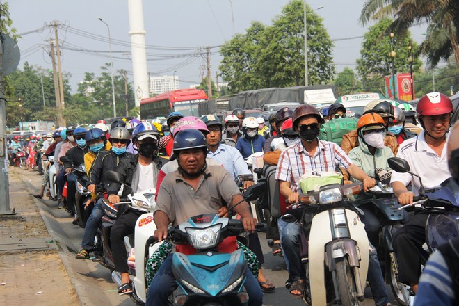 Bến xe miền Đông lại thất thủ, hàng ngàn người dân chật vật tìm đường về quê ăn Tết - Ảnh 5.