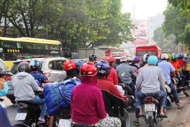 Bến xe miền Đông lại thất thủ, hàng ngàn người dân chật vật tìm đường về quê ăn Tết - Ảnh 6.