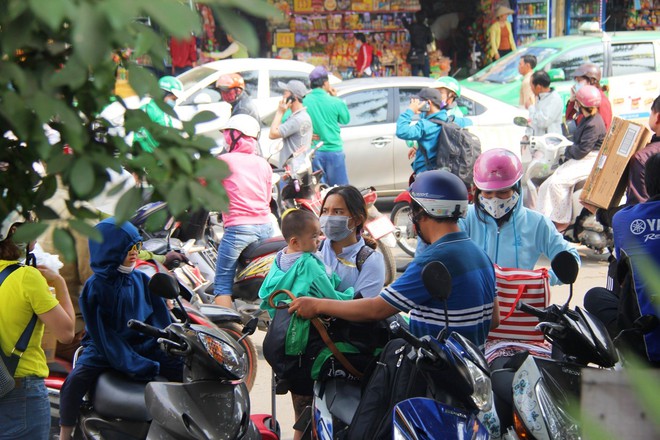 Bến xe miền Đông lại thất thủ, hàng ngàn người dân chật vật tìm đường về quê ăn Tết - Ảnh 16.