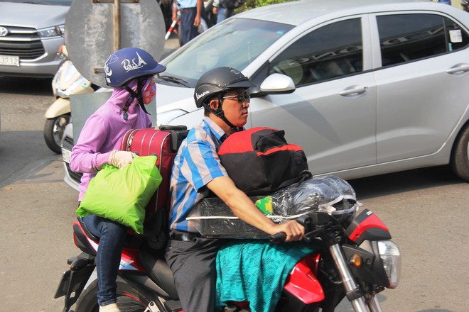 Bến xe miền Đông lại thất thủ, hàng ngàn người dân chật vật tìm đường về quê ăn Tết - Ảnh 17.