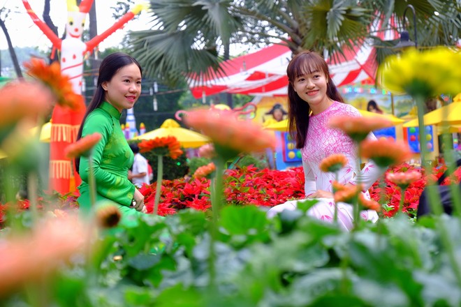 Sài Gòn khai màn hội hoa xuân, tiểu cảnh chó khổng lồ hút khách  - Ảnh 1.