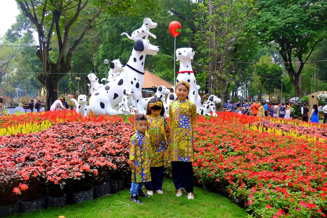 Sài Gòn khai màn hội hoa xuân, tiểu cảnh chó khổng lồ hút khách  - Ảnh 3.