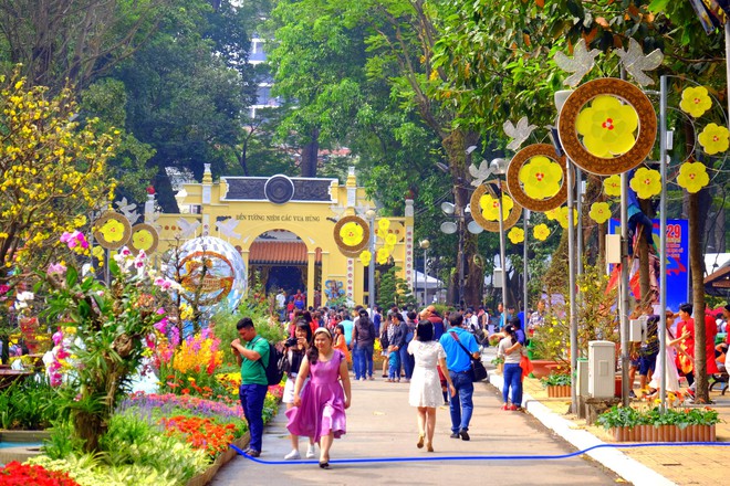 Sài Gòn khai màn hội hoa xuân, tiểu cảnh chó khổng lồ hút khách  - Ảnh 2.