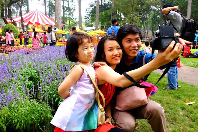 Sài Gòn khai màn hội hoa xuân, tiểu cảnh chó khổng lồ hút khách  - Ảnh 4.