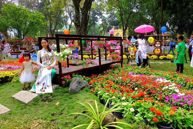 Sài Gòn khai màn hội hoa xuân, tiểu cảnh chó khổng lồ hút khách  - Ảnh 5.