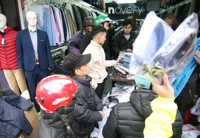 Hà Nội: Người dân ùn ùn tranh nhau mua quần áo giảm giá khiến đường phố tắc nghẽn - Ảnh 8.