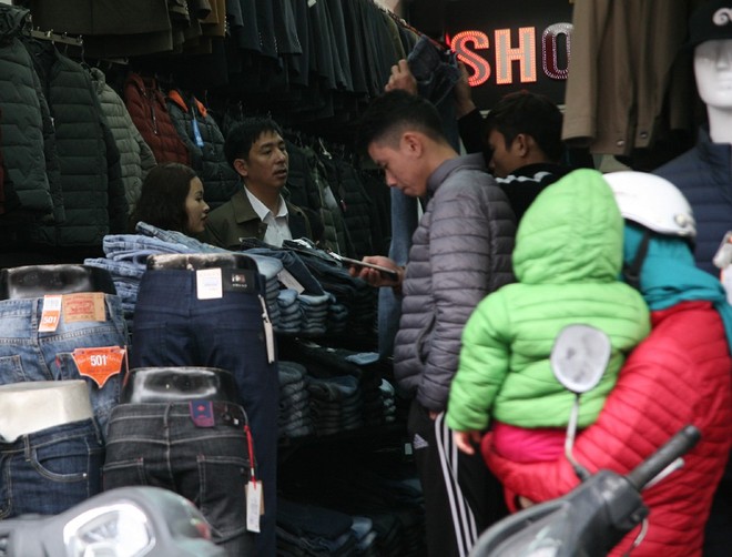 Hà Nội: Người dân ùn ùn tranh nhau mua quần áo giảm giá khiến đường phố tắc nghẽn - Ảnh 9.