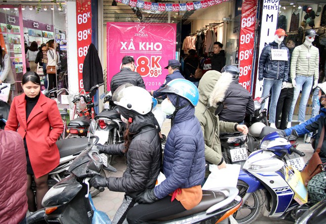 Hà Nội: Người dân ùn ùn tranh nhau mua quần áo giảm giá khiến đường phố tắc nghẽn - Ảnh 11.