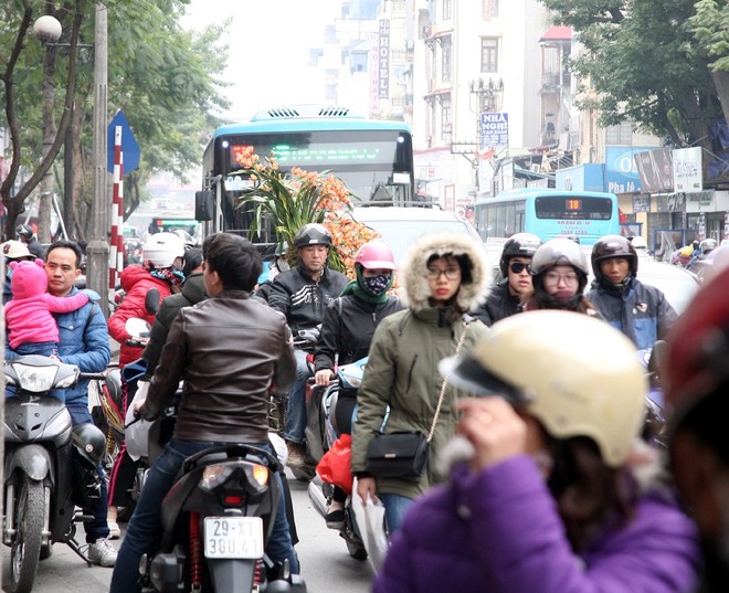 Hà Nội: Người dân ùn ùn tranh nhau mua quần áo giảm giá khiến đường phố tắc nghẽn - Ảnh 16.
