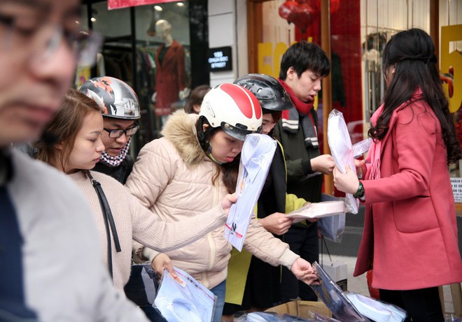 Hà Nội: Người dân ùn ùn tranh nhau mua quần áo giảm giá khiến đường phố tắc nghẽn - Ảnh 13.