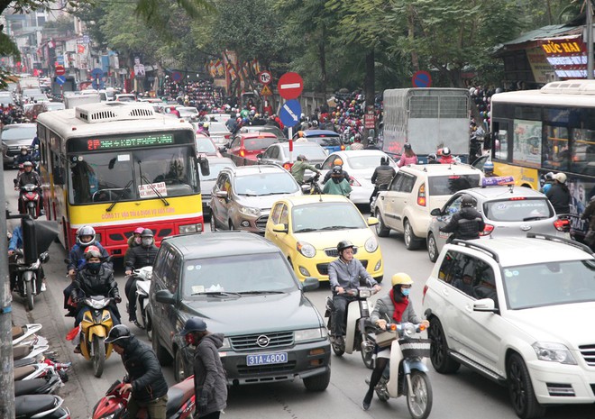 Hà Nội: Người dân ùn ùn tranh nhau mua quần áo giảm giá khiến đường phố tắc nghẽn - Ảnh 15.