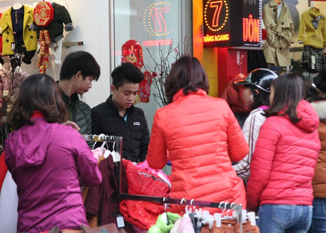 Hà Nội: Người dân ùn ùn tranh nhau mua quần áo giảm giá khiến đường phố tắc nghẽn - Ảnh 2.