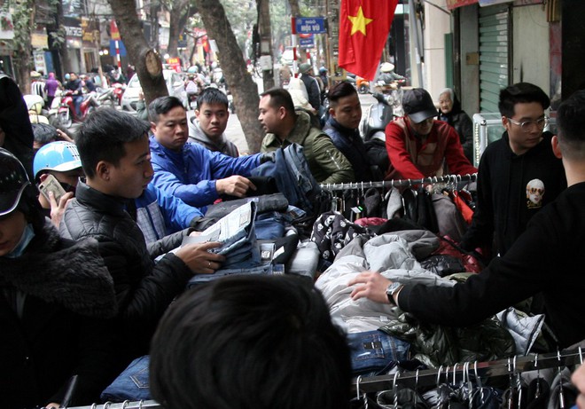 Hà Nội: Người dân ùn ùn tranh nhau mua quần áo giảm giá khiến đường phố tắc nghẽn - Ảnh 5.