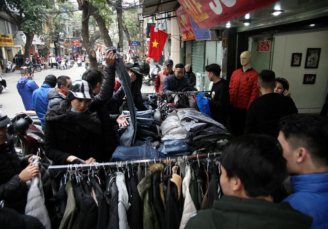 Hà Nội: Người dân ùn ùn tranh nhau mua quần áo giảm giá khiến đường phố tắc nghẽn - Ảnh 7.