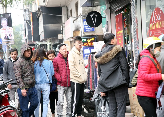 Hà Nội: Người dân ùn ùn tranh nhau mua quần áo giảm giá khiến đường phố tắc nghẽn - Ảnh 19.