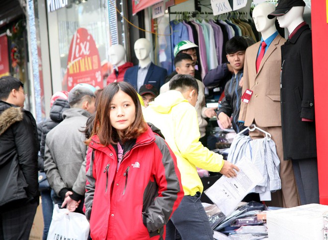 Hà Nội: Người dân ùn ùn tranh nhau mua quần áo giảm giá khiến đường phố tắc nghẽn - Ảnh 20.