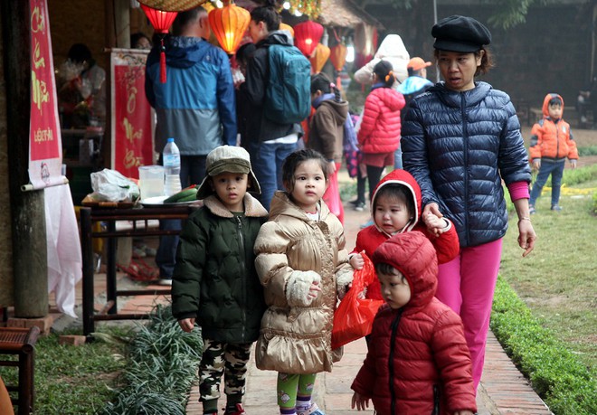 Hà Nội: Nhiều gia đình đưa con em đến phố Ông Đồ xin chữ trước thềm năm mới - Ảnh 11.